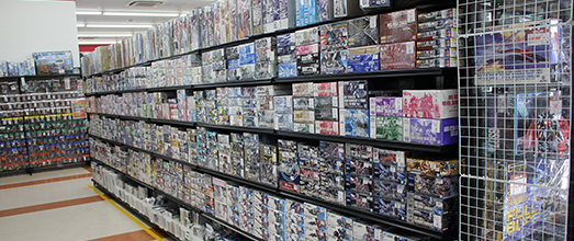 様々なホビー用品が陳列されている写真