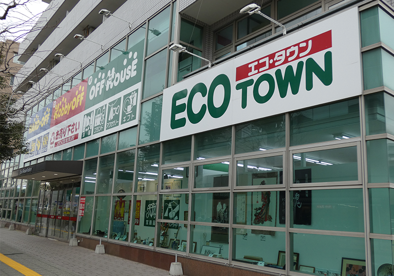 壁に複数のギターが掛けられている写真