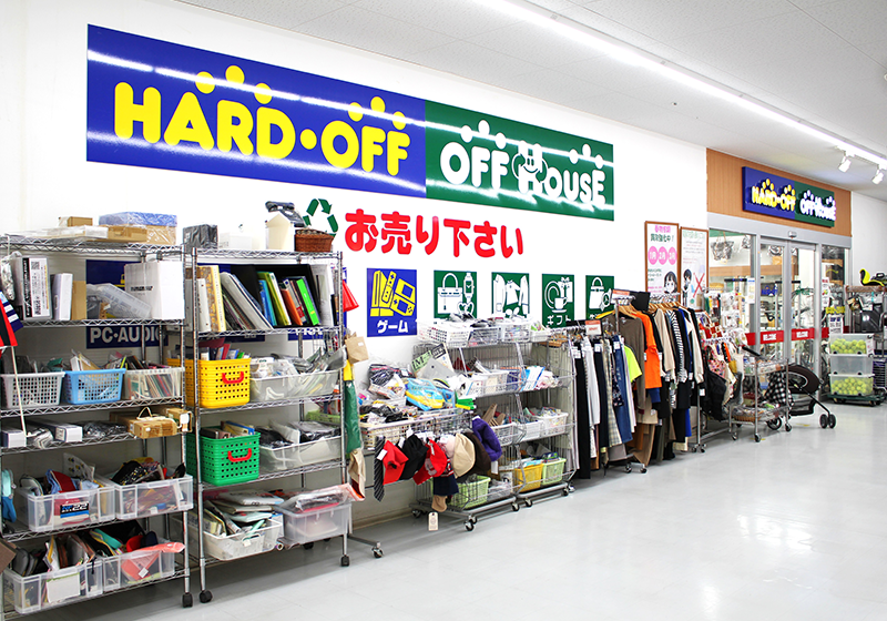 様々なバッグや財布がショーケースに並べられている写真